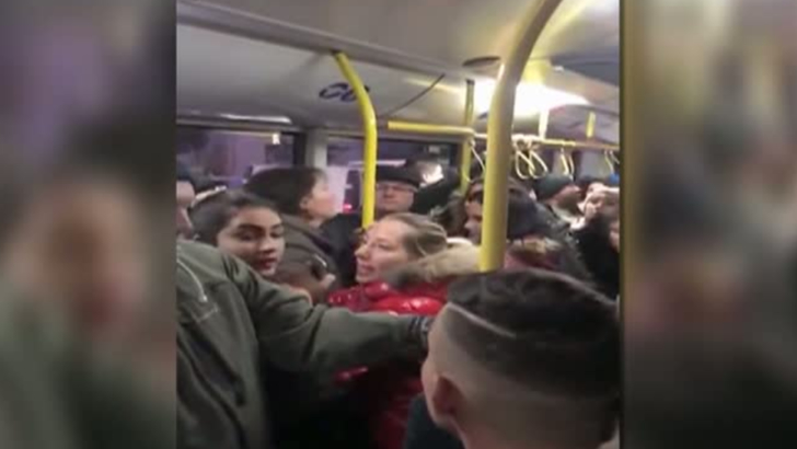 Au vrut să jefuiască o femeie în autobuz. Șoc cine era femeia 